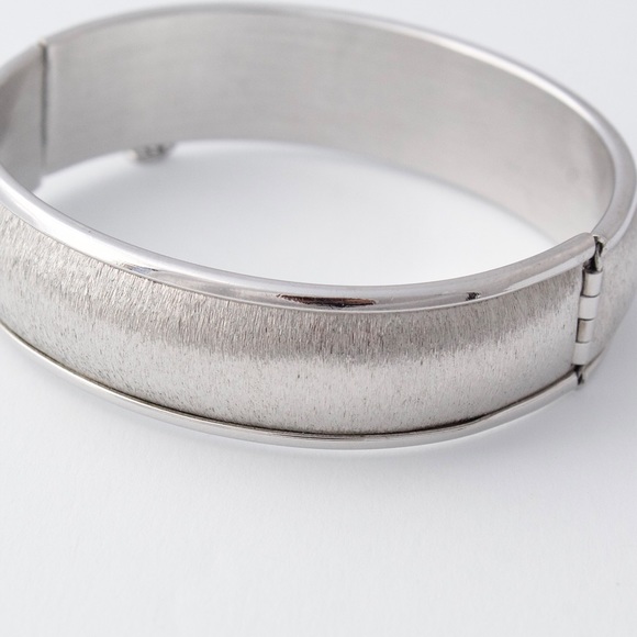 Vintage Napier Hinged Bangle Bracelet Silver Tone Brushed Satin Finish - Picture 2 of 5